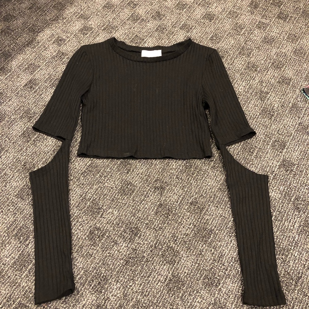 Black arm cutout crop top